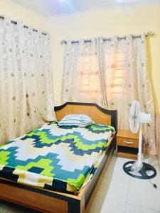 1 dormitorio con cama, lámpara y cortinas en 8 bedroom holiday home with great ambiance, en Ofatedo