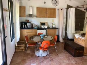 Η κουζίνα ή μικρή κουζίνα στο Les Volets Bleus Provence