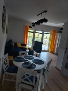 ein Wohnzimmer mit einem Tisch und einem Sofa in der Unterkunft DOM PIOTRUSIÓWKA NAD ZALEWEM KLIMKÓWKA in Klimkówka
