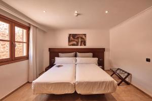 Maristel Hotel & Spa - Adults Only tesisinde bir odada yatak veya yataklar