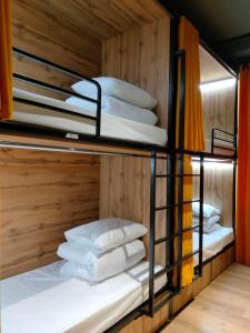 Katil dua tingkat atau katil-katil dua tingkat dalam bilik di Hostel Bro Astana