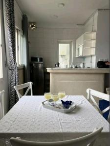kuchnia ze stołem z 2 kieliszkami do wina w obiekcie Residence Mariem w mieście Arjana