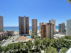 widok na miasto z wysokimi budynkami i ocean w obiekcie Eleven Caballos Apartment w mieście Benidorm