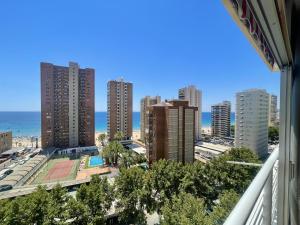 widok na miasto z wysokimi budynkami i ocean w obiekcie Eleven Caballos Apartment w mieście Benidorm