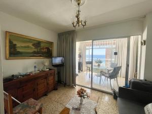 salon z kanapą i jadalnią w obiekcie Eleven Caballos Apartment w mieście Benidorm