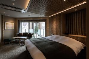 Y-HOTEL客房内的一张或多张床位