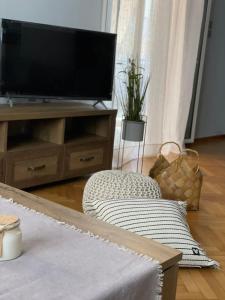 Televízia a/alebo spoločenská miestnosť v ubytovaní Myrtia Home