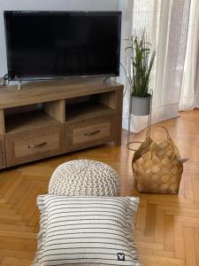 Televízia a/alebo spoločenská miestnosť v ubytovaní Myrtia Home