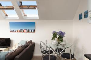 una sala de estar con una mesa y un sofá en 7 Trevose House, St Ives, en Carbis Bay