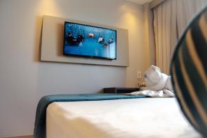 TV a/nebo společenská místnost v ubytování Hotel Água de Coco
