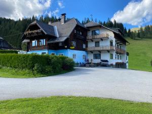 una grande casa con un grande vialetto davanti di Urlaub am Fieglerberg a Fiegler