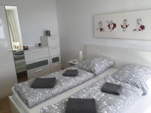 ein Schlafzimmer mit 2 Betten mit Kissen darauf in der Unterkunft Seaside in Glücksburg