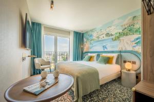 Una cama o camas en una habitación de Hotel D Bulle - La Gruyère