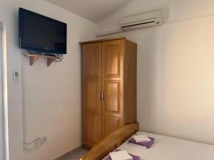 TV a/nebo společenská místnost v ubytování Apartmani Kovačić