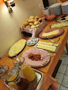 Jedlo v ubytovaní bed & breakfast alebo blízkom okolí