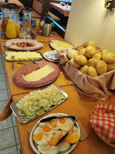 Jedlo v ubytovaní bed & breakfast alebo blízkom okolí
