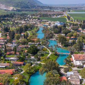 una vista aérea de una ciudad con dos ríos en Menachem's Apartment, en Beit She'an