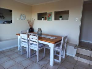 a dining room with a table and chairs at Nature on your doorstep in Hoekwil