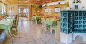 ein Restaurant mit Tischen und Stühlen in einem Zimmer in der Unterkunft Glashotel in Zwiesel