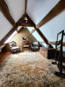 Posezení v ubytování Beautiful 1 bedroom cottage with fireplace