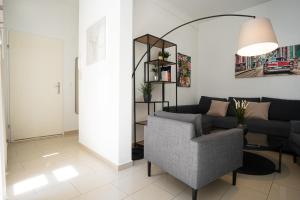 A seating area at Modern and lovely apartment next to subway station