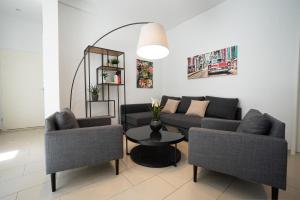 A seating area at Modern and lovely apartment next to subway station