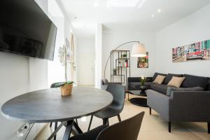 A television and/or entertainment centre at Modern and lovely apartment next to subway station