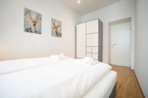 A bed or beds in a room at Modern and lovely apartment next to subway station