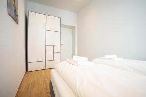 A bed or beds in a room at Modern and lovely apartment next to subway station