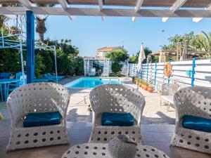 Bazén v ubytování Greek Island Style 2 bedroom Villa with Pool next to the Sea nebo v jeho okolí + 36 fotografií