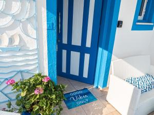 una puerta azul con una maceta al lado en Greek Island Style 2 bedroom Villa with Pool next to the Sea, en Lárnaca