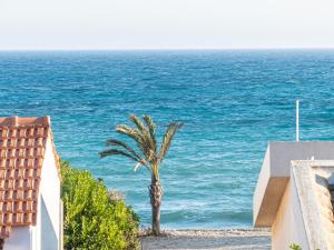 Zdjęcie z galerii obiektu Greek Island Style 2 bedroom Villa with Pool next to the Sea w Larnace