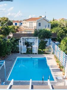 Výhled na bazén z ubytování Greek Island Style 2 bedroom Villa with Pool next to the Sea nebo okolí