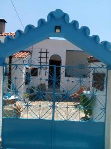 um portão azul em frente a uma igreja em Island house in Elika - Marathias em Elíka