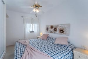 מיטה או מיטות בחדר ב-Cosy apartment with sea view en el centro Los Cristianos