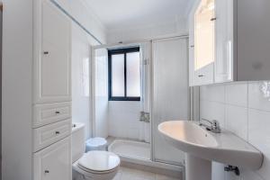 Koupelna v ubytování Cosy apartment with sea view en el centro Los Cristianos + 9 fotografií