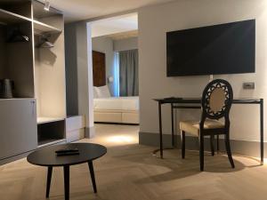 a room with a desk and a chair and a bed at Hotel Dei Dragomanni in Venice