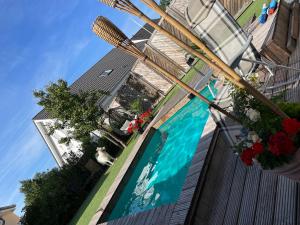 a swimming pool on the side of a house at Ferienhaus Evelina in Steinheim