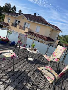 a group of chairs and a table on a deck at Ferienhaus Evelina in Steinheim
