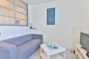 TV a/nebo společenská místnost v ubytování LE P'TI COGNAC #Charente #CentreVille