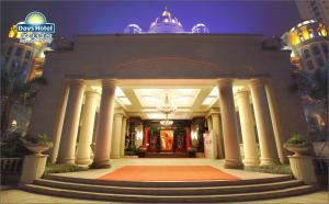 Η πρόσοψη ή η είσοδος του Days Hotel by Wyndham Logan City Huizhou