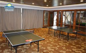 Πινγκ πονγκ στο Days Hotel by Wyndham Logan City Huizhou ή εκεί κοντά