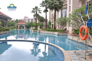 Piscina de la sau aproape de Days Hotel Logan City Huizhou