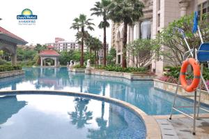Bazén v ubytování Days Hotel by Wyndham Logan City Huizhou nebo v jeho okolí
