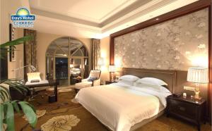 Ένα ή περισσότερα κρεβάτια σε δωμάτιο στο Days Hotel by Wyndham Logan City Huizhou