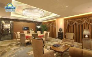 Days Hotel Logan City Huizhou في هويزو: غرفة طعام مع طاولة وكراسي