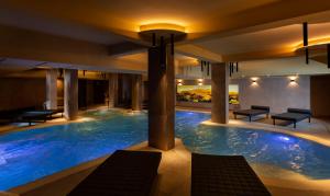 duży basen z błękitną wodą w budynku w obiekcie Donna Vì Hotel w mieście Geraci Siculo