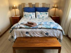 a bedroom with a bed with a wooden headboard at Pole Pole holiday home in Witsand
