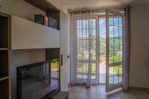 sala de estar con ventana grande con vistas en 066 - VILLA LETIZIA, Elegante 3 PISCINA e Natura, 10 minuti da MARE e SPIAGGIE, en Casarza Ligure