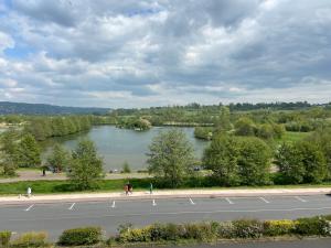 a view of a lake from a parking lot at Vue mer et verdure in Villers-sur-Mer